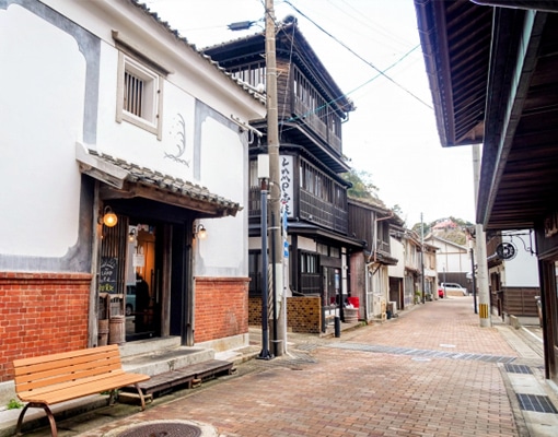 白壁とレンガ、木造の伝統建築が並ぶ歴史的な日本の町並み
