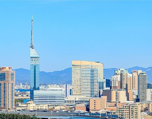 福岡タワーとビル群が並ぶ福岡市街の遠景と青空
